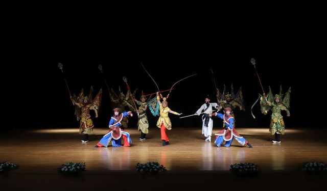 Çin dans gösterisi katılımcıları büyüledi