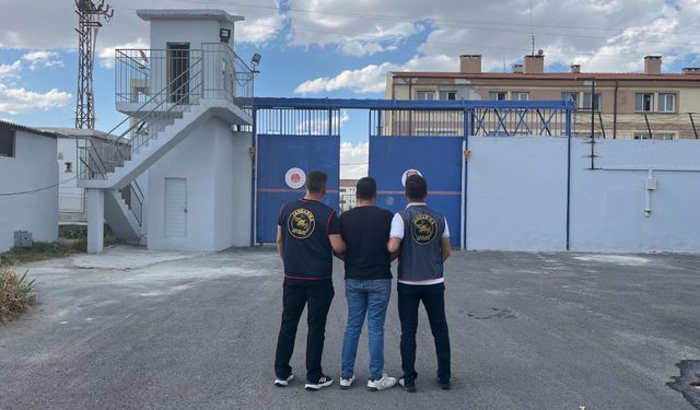 12 yıl hapis cezası ile aranan şahıs saklandığı evde yakalandı