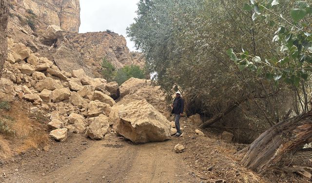 Ürgüp’te kaya çökme tehlikesi sürüyor: Yol ulaşıma kapandı