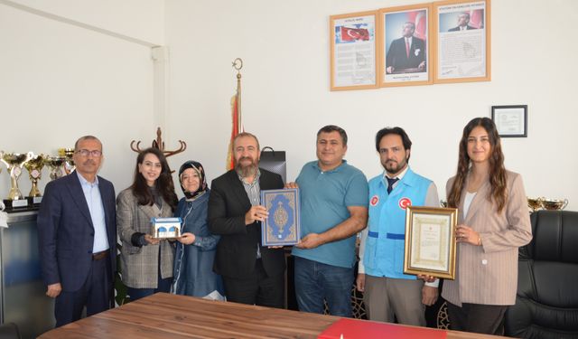 TDV’den Afrika’da kuyu açtıran hayırseverlere plaket