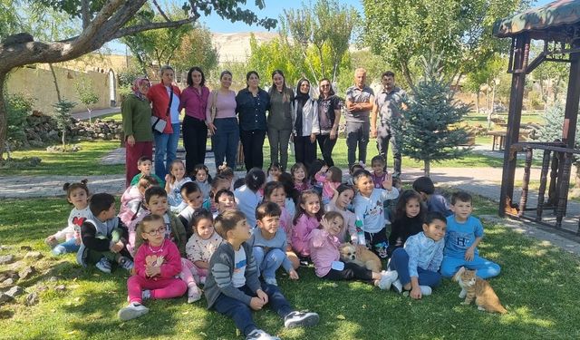 Minikler sokak hayvanları ile  buluştu