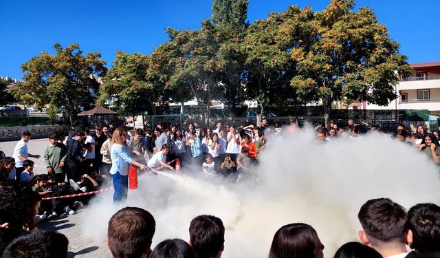 Öğrenciler yangınla mücadeleyi öğreniyor