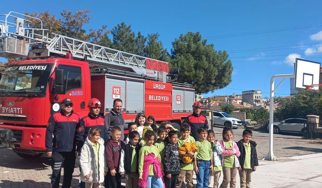 Minik öğrencilere uygulamalı yangın tatbikatı