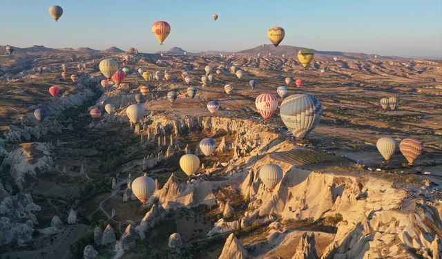 Kapadokya vadileri balonlarla renklendi