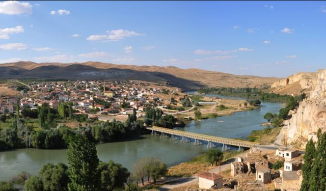 TARİHLE SUYUN BİRLEŞTİĞİ YER SARIHIDIR KÖYÜ