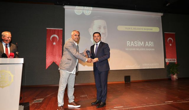 Başkan Arı’ya “Yılın En İyi Belediye Başkanı” ödülü