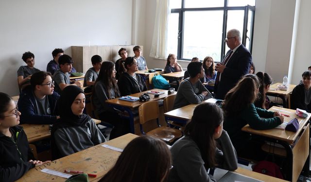 Milli Eğitim Müdürü Yazıcı öğrencilerin dersine girdi