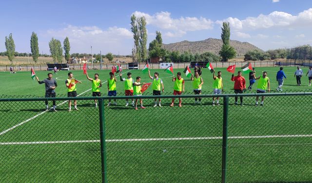 Nevşehir’de futbolcular sahaya Filistin bayraklarıyla çıktı