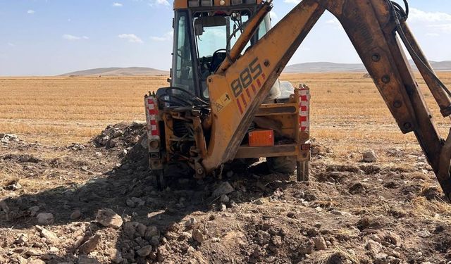 Kepçe ile kaçak kazı yapan 5 şüpheliye suçüstü