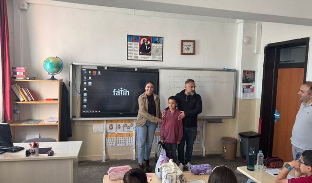 Yolda altın bilezik bulan çocuk emniyete koştu