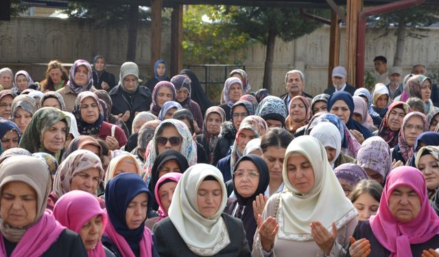 Ürgüplü umreciler dualarla yola koyuldu