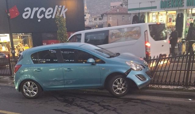 Nevşehir’de korkutan kaza: Otomobil demir korkuluklara girdi