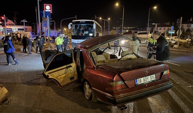 Ürgüp'te otobüs ile otomobil çarpıştı: 2 ölü, 3 yaralı