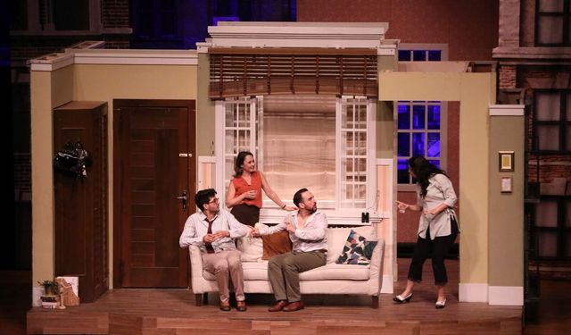 “Yanlış Pencere” tiyatroseverleri büyüledi