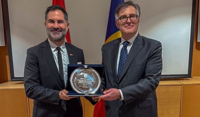 Büyükelçi Tinca’dan Dinler’e onur plaketi