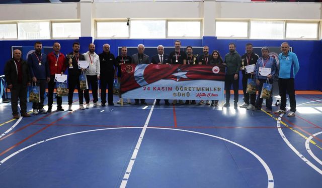 Nevşehir'de turnuvanın kazananları ödüllerini aldı