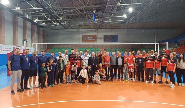 Öğretmenler voleybol müsabakalarında ter döktü