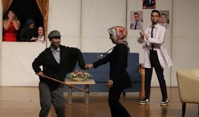 Öğrencilerin tiyatro performansı beğeni topladı