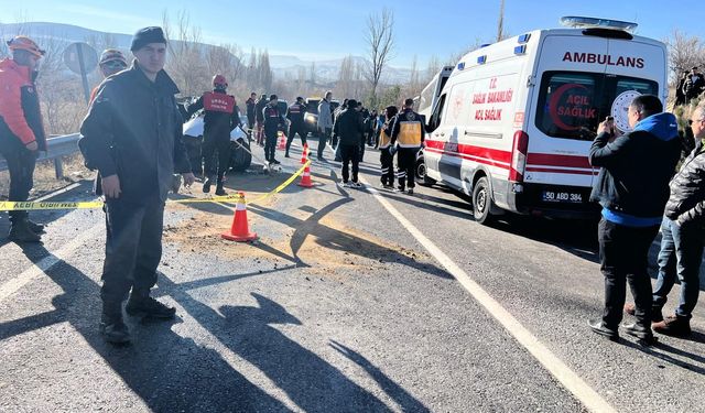 Yolcu otobüsü ile otomobil çarpıştı: 11 yaralı