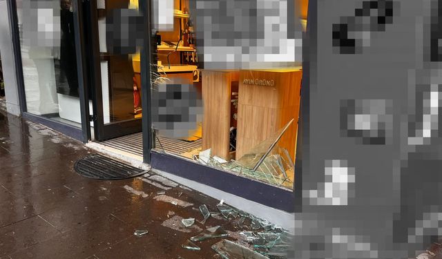 Nevşehir ilginç kaza: Otomobil iş yerine girdi