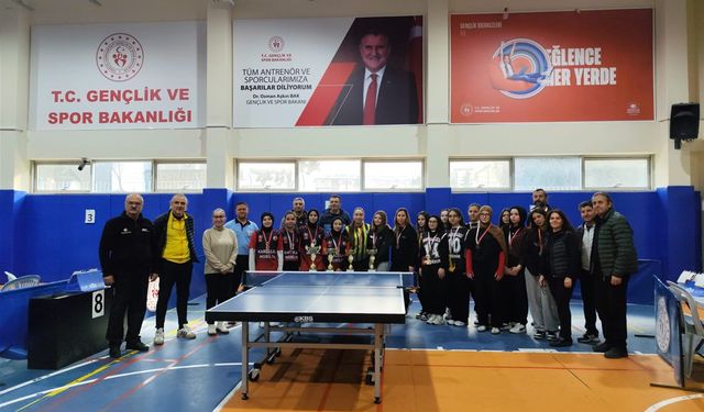 Nevşehir’de gençler masa tenisinde kıyasıya mücadele etti