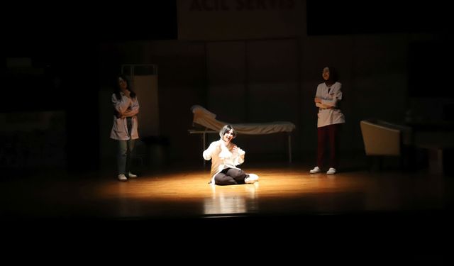 NEVÜ öğrencileri tiyatro oyunu sergiledi