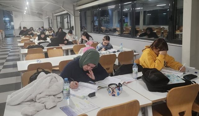 Öğrenciler etütle sınava hazırlanıyor