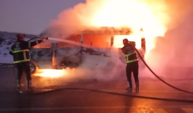 Ürgüp’te minibüs alev alev yandı