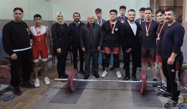 Genç erkekler halter müsabakaları sona erdi