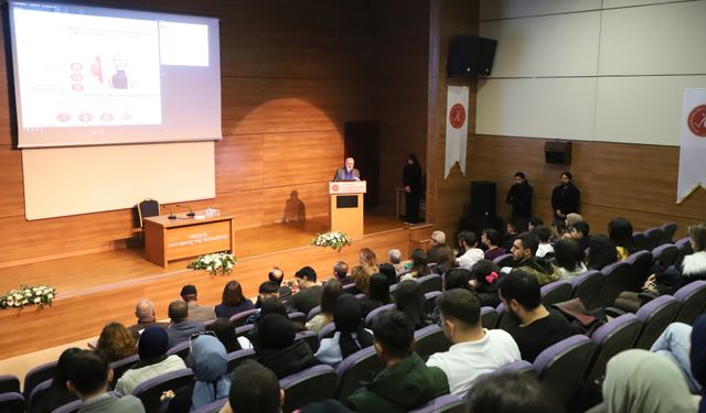 Aile kurumu tehlikede mi? NEVÜ’de modern aile ilişkileri konuşuldu