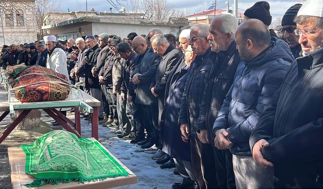 Acıgöl’de anne, baba ve bebekleri gözyaşları içinde toprağa verildi