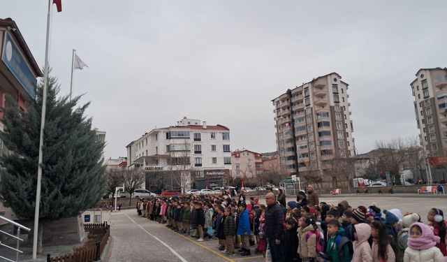 Deprem şehitleri okullarda anıldı