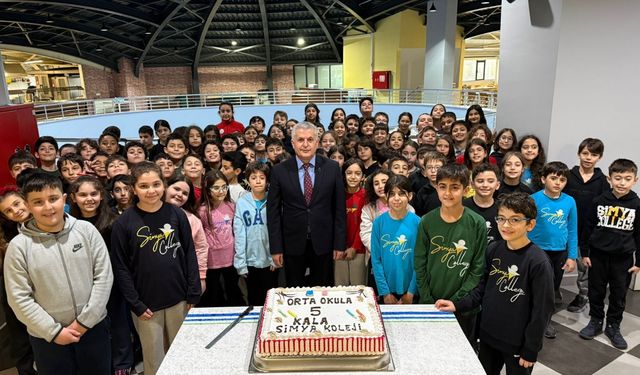 Simya Koleji 5. sınıf kontenjanlarını doldurdu: Pastayla kutlandı