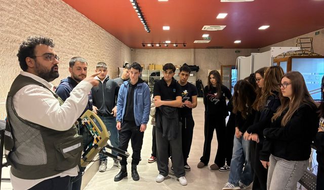 Simya Koleji öğrencilerinden Assuva’ya teknoloji çıkarması