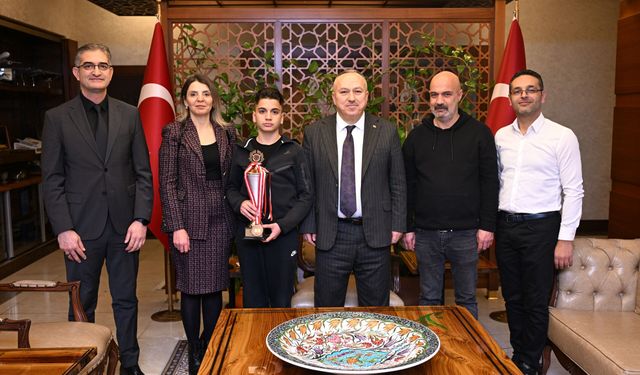 Nevşehir sporda çıtayı yükseltiyor: Şampiyon sporcular Vali Fidan’la buluştu