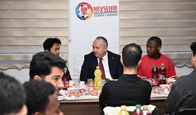 Vali Fidan uluslararası öğrencilerle aynı sofrada