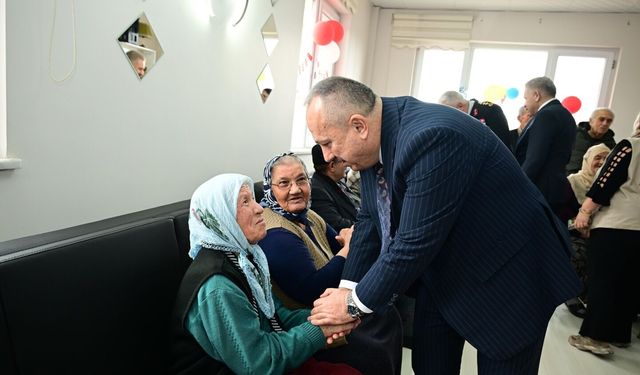 Vali Fidan, huzurevi sakinlerinin bayram sevincine ortak oldu