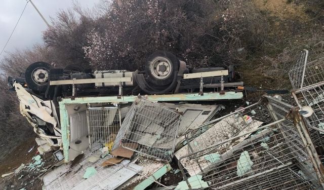 Gülşehir yolunda kaza: Kamyonet kontrolden çıkıp devrildi