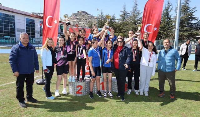 Nevşehir’de büyük mücadele! Genç sporcular pistte nefes kesti