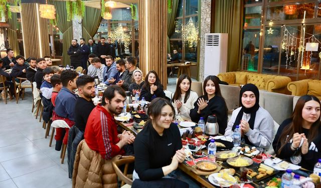 Başkan Arı genç sporcularla sahurda buluştu