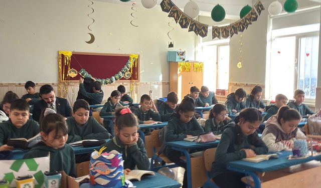 Nevşehir’de öğrenciler ders öncesi kitap okuyor