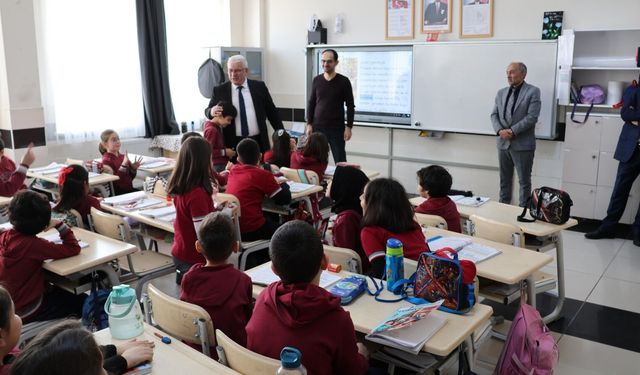 İl Millî Eğitim Müdürü Yazıcı, öğrencilerle sınıfta buluştu