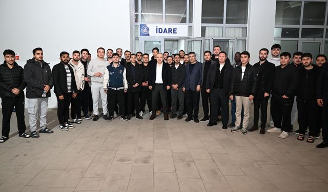 Vali Ali Fidan’dan KYK yurdunda sahur sürprizi