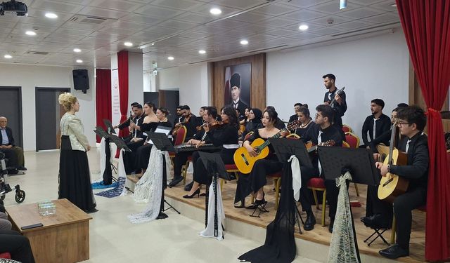 Güzel Sanatlar Fakültesi Orkestrası huzurevinde sahnede