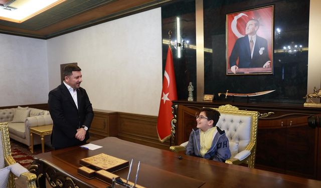 Rasim Arı, koltuğunu çocuklara teslim etti