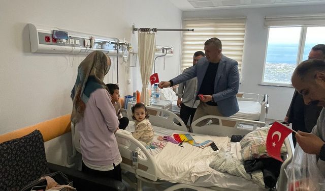 23 Nisan coşkusu hastaneye taşındı: Minik hastalara moral