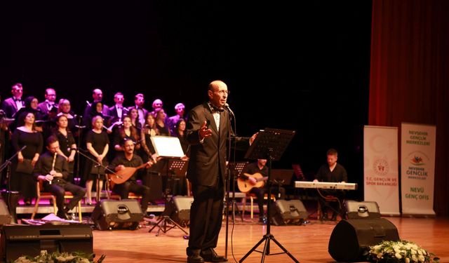 Türkü gecesi büyük ilgi gördü! Nevşehir’de salon tıklım tıklım doldu