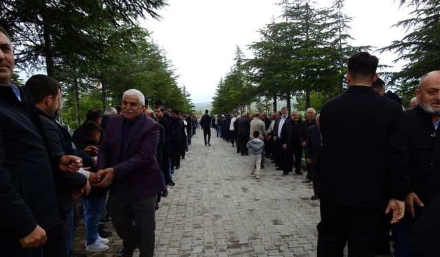 Köy halkı kabristanda buluştu, dualar gökyüzüne yükseldi