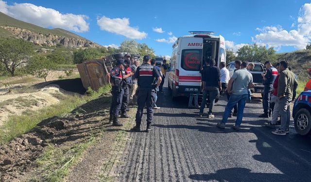 Ürgüp'te feci kaza: Şarampole devrilen kamyonun sürücüsü yaralandı