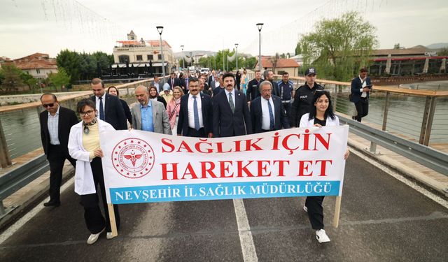 Avanos'ta onlarca kişi yürüdü: Taş Köprü’de renkli görüntüler oluştu